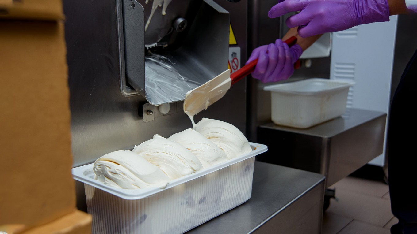 Quels sont les étapes du processus de transformation de la crème glacée